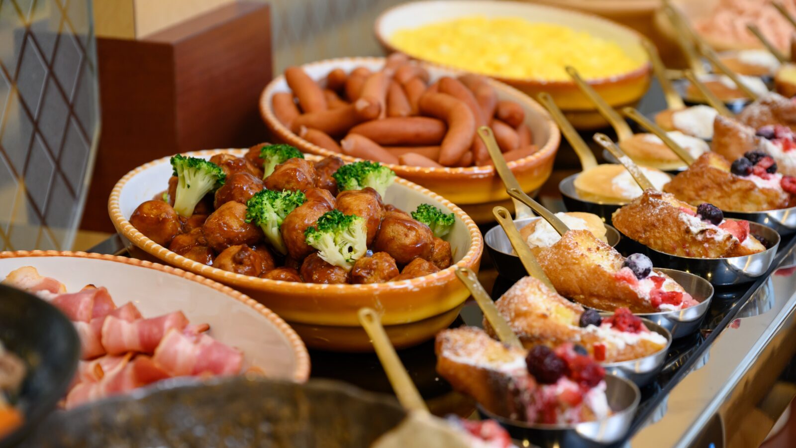 ホテルグリーンパーク津 朝食ビュッフェ フレンチトースト・ソーセージなど