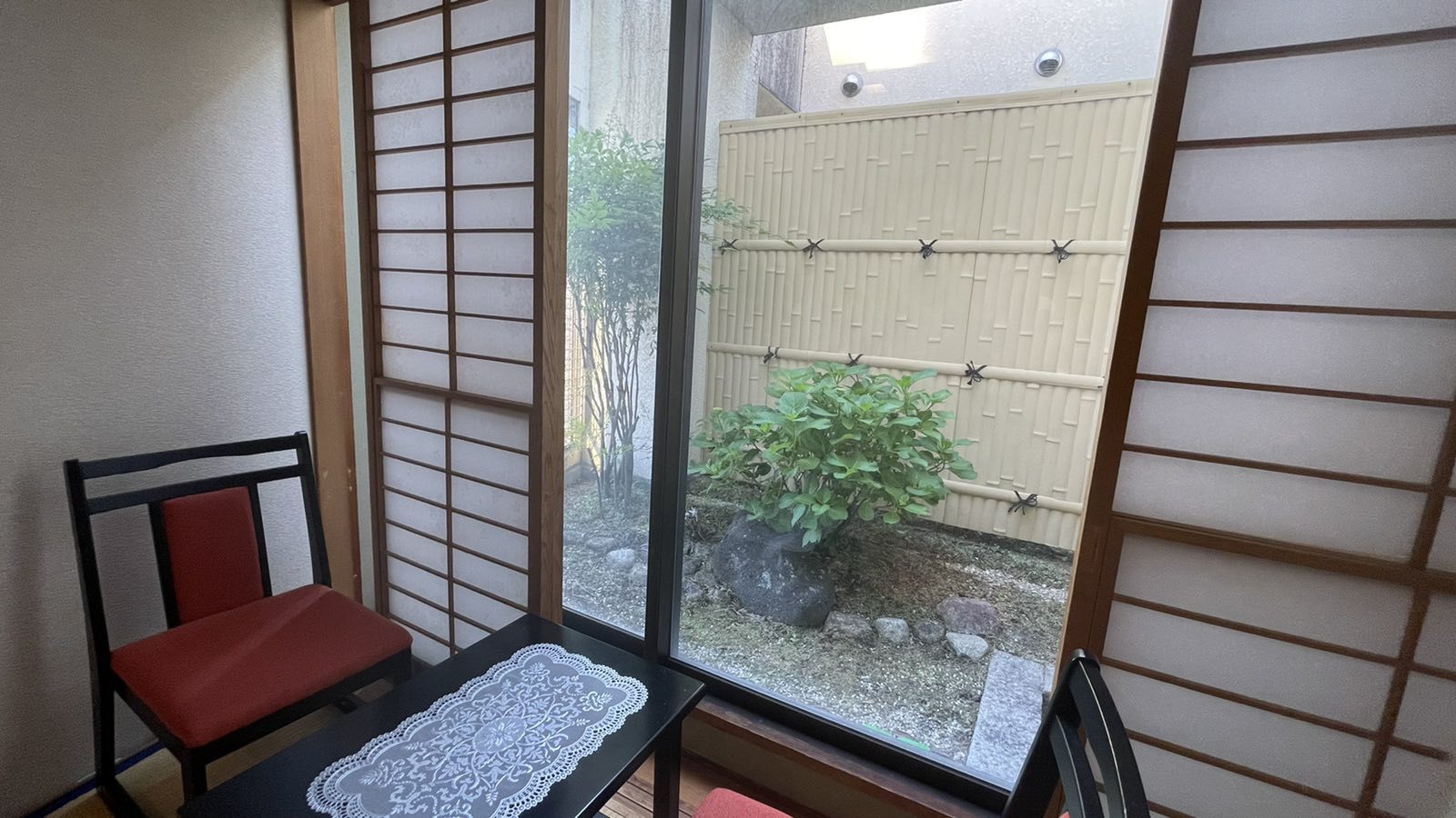 ホテル ルブラ王山の和室から坪庭を望む障子辺|落ち着いた和室で子連れもくつろげる