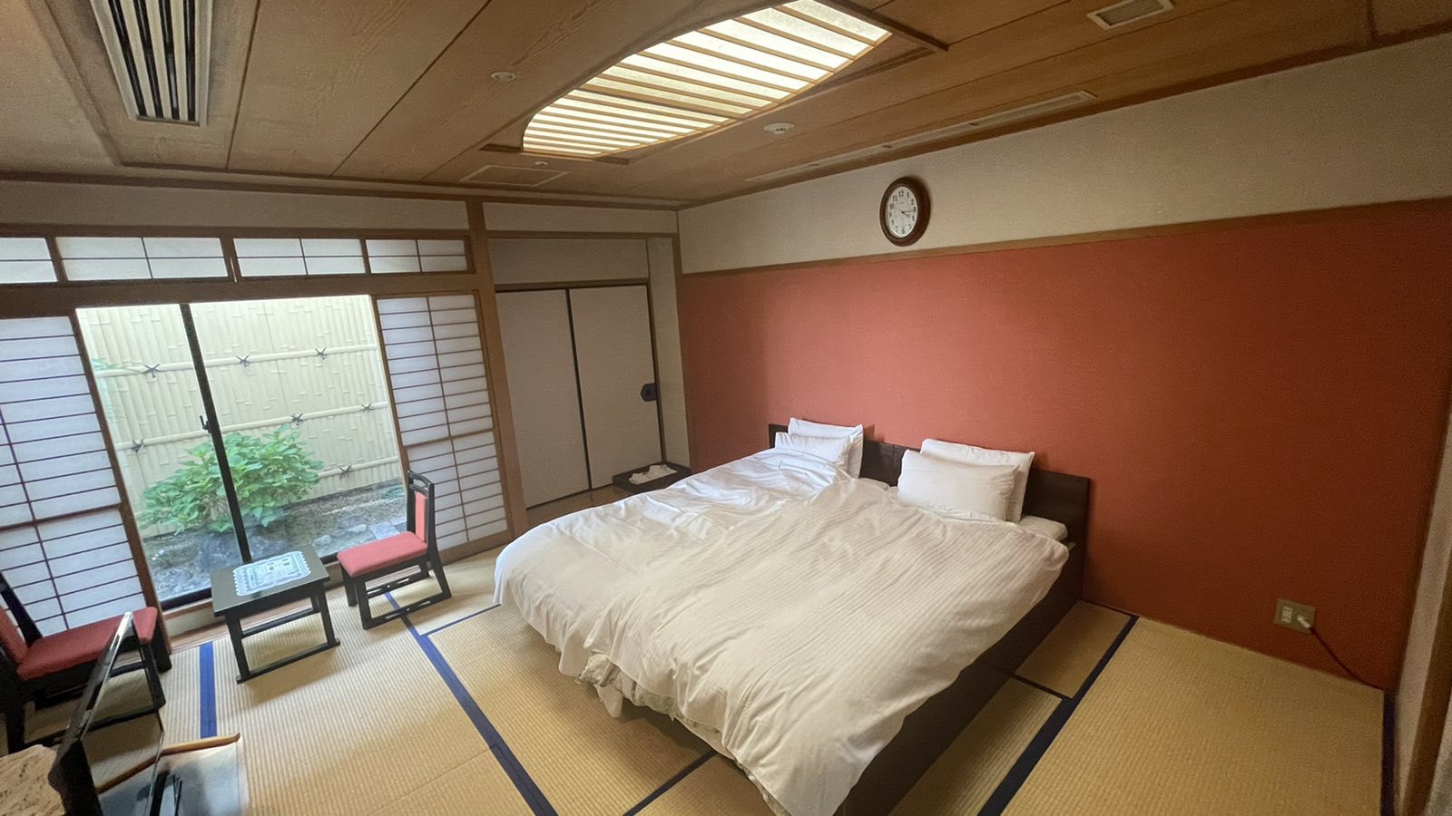 ホテル ルブラ王山の和室にベッドを入れたお部屋|畳で赤ちゃんを寝かせられる子連れ向け客室
