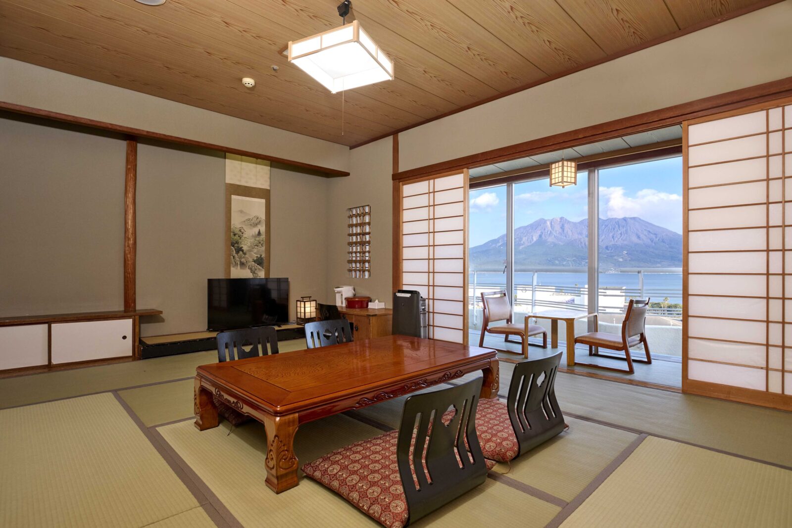 鹿児島サンロイヤルホテル 和室桜島VIEWの座卓と広縁
