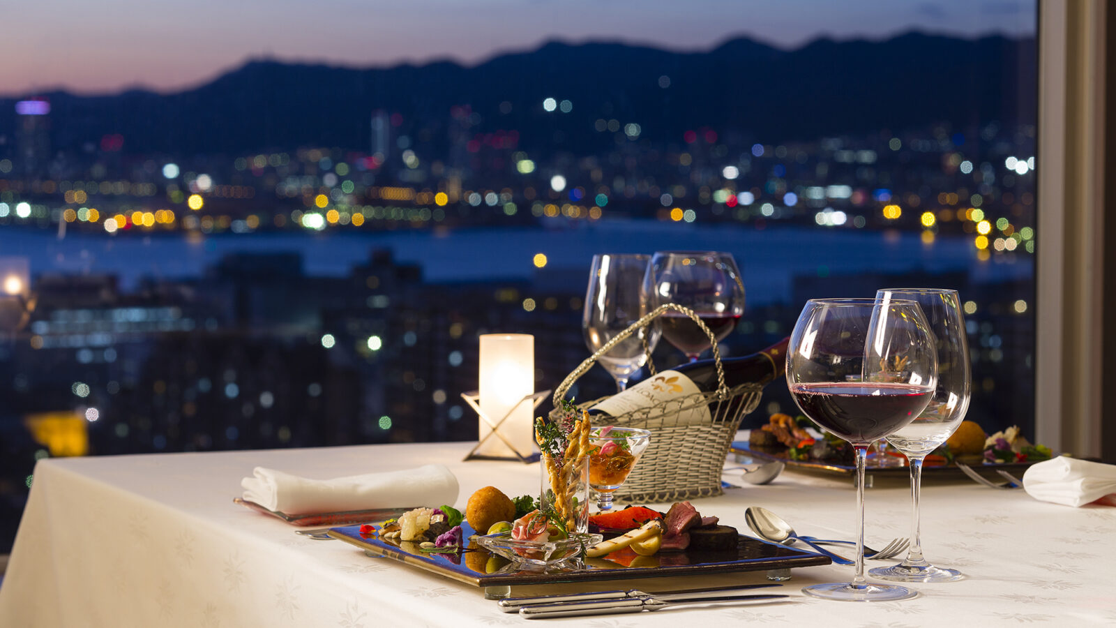 神戸ベイシェラトン ホテル&タワーズ Kobe Grill 最上階から六甲山と神戸港を見渡す眺望とともに上質のフレンチ&グリル料理を堪能