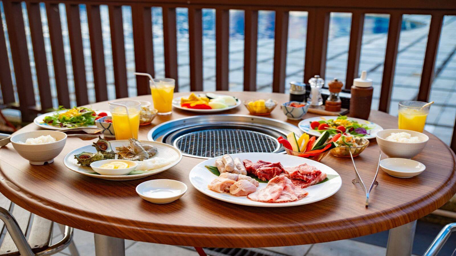 カヌチャベイホテル&ヴィラズ BBQ 地元新鮮食材を使用したプールサイドBBQ。