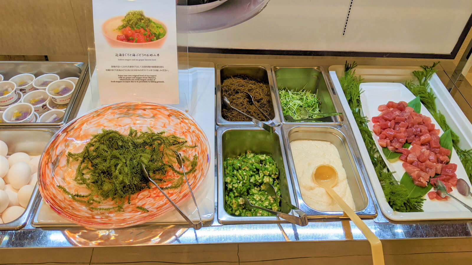 カヌチャベイホテル&ヴィラズ 朝食ブッフェ マグロ、海ぶどうやオクラ、山芋などをご用意。お好み丼をお作りください。