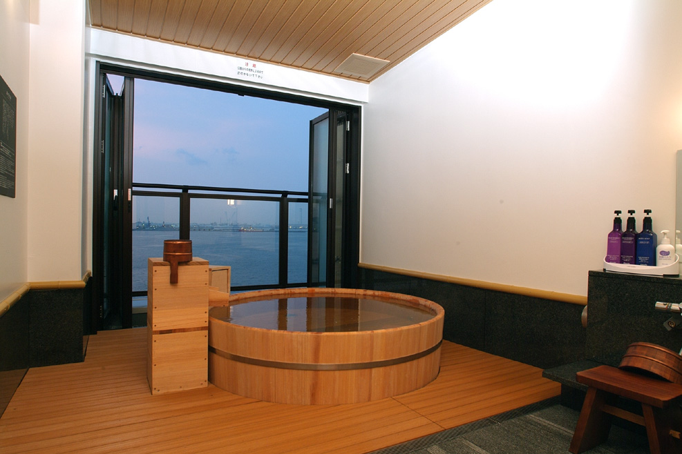 横浜みなとみらい 万葉倶楽部 特別室の檜風呂 大きな窓を開けるとオーシャンビューの露天付き客室に