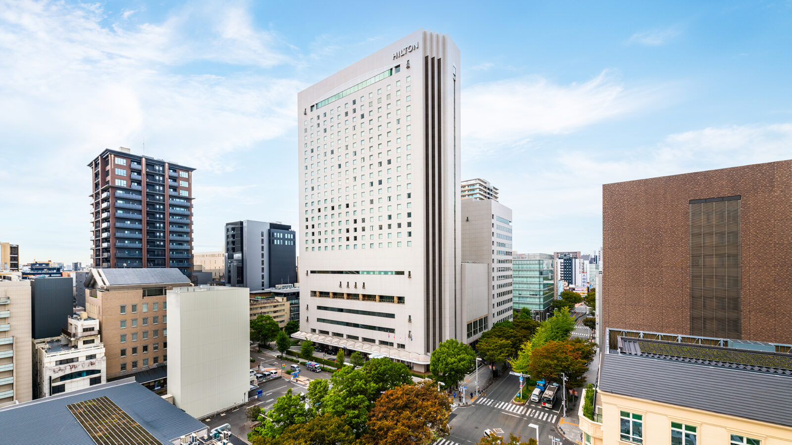 ヒルトン名古屋 伏見駅近くに建つホテルの外観