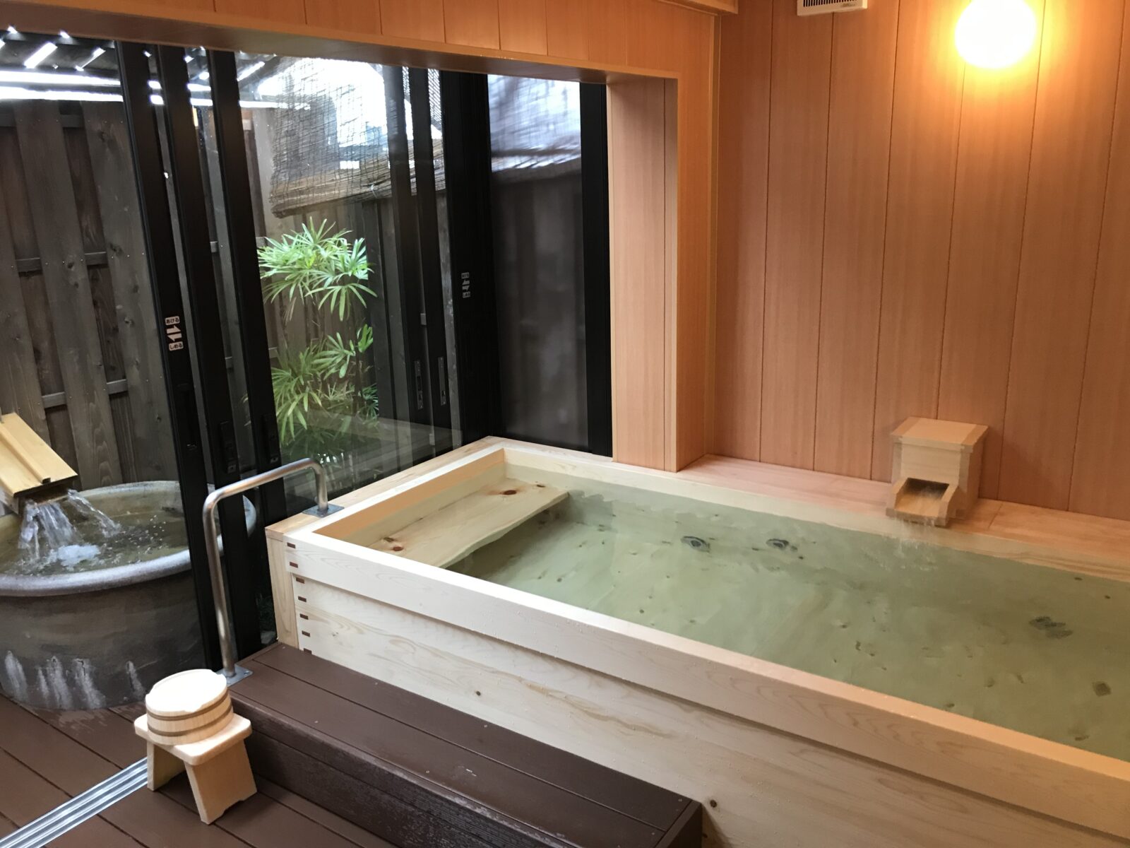 料理旅館なごや花亭美よし 6階の木風呂と露天陶器風呂「岩千鳥」