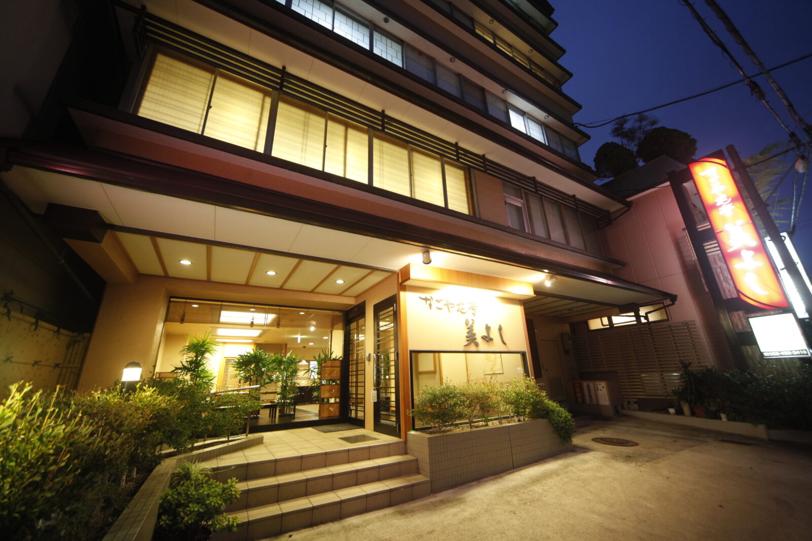 料理旅館なごや花亭美よし 旅館の正面玄関