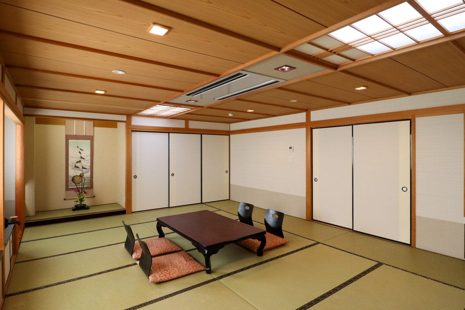 料理旅館なごや花亭美よし 純和造特別室の広い畳の間