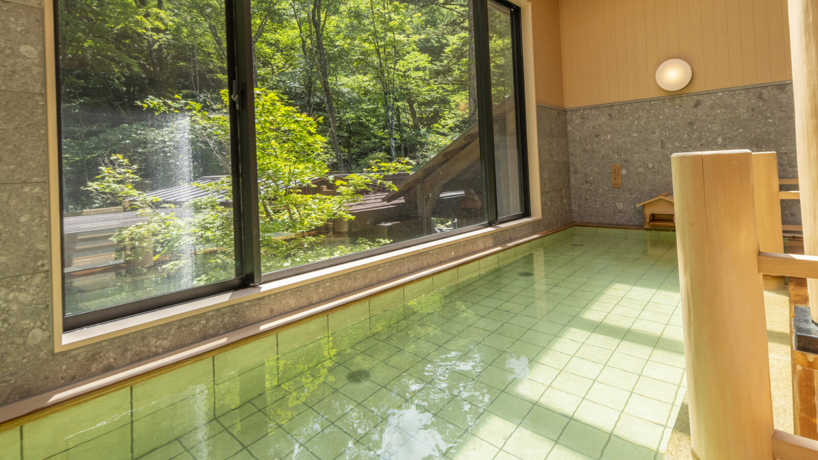 塩の湯温泉 蓮月 大湯処 内湯 美肌の湯 と称される効能の高い温泉をふんだんに引き込んでおります