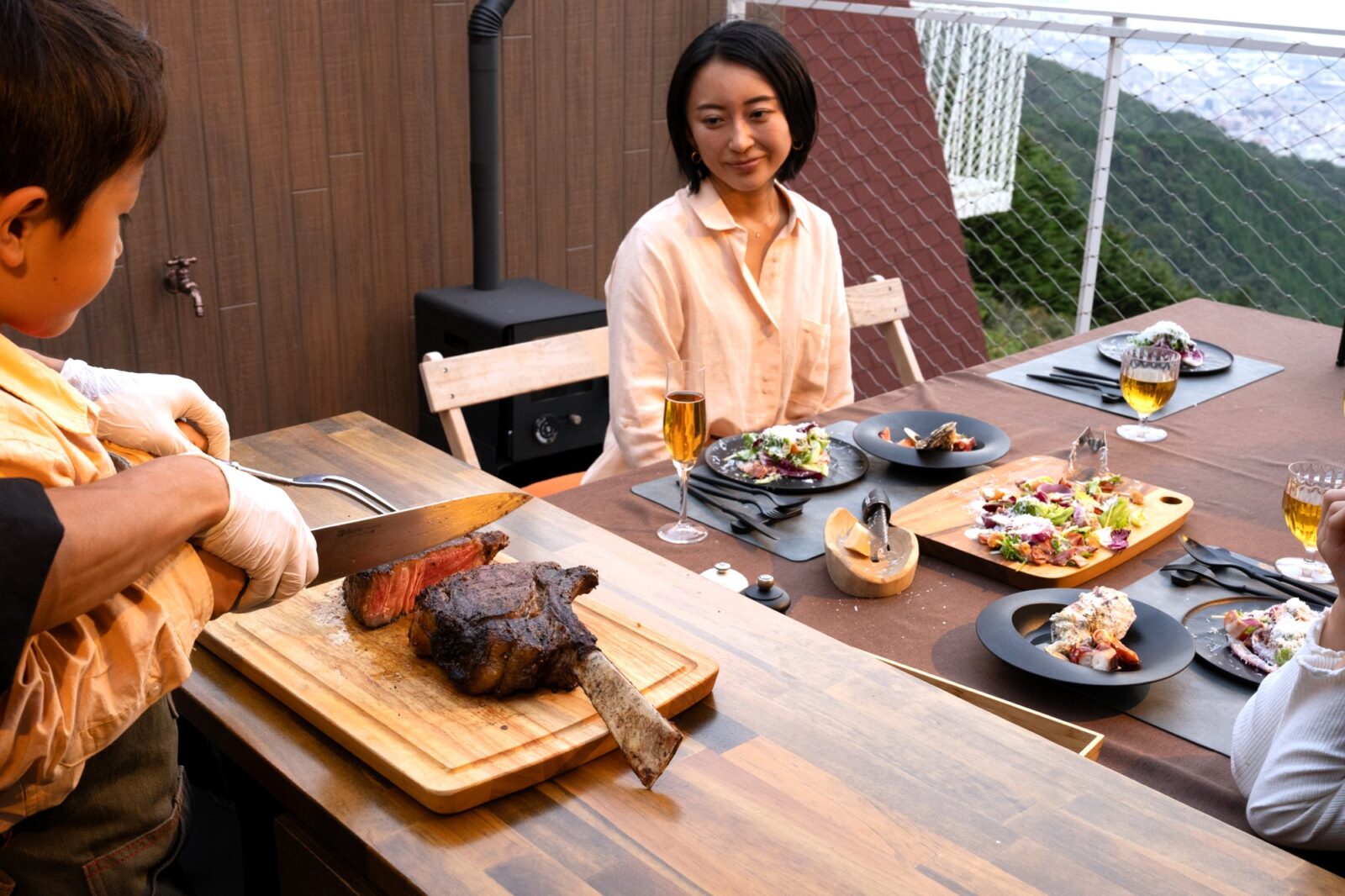 ネイチャーライブ六甲 テラスでアウトドア料理を楽しむ親子