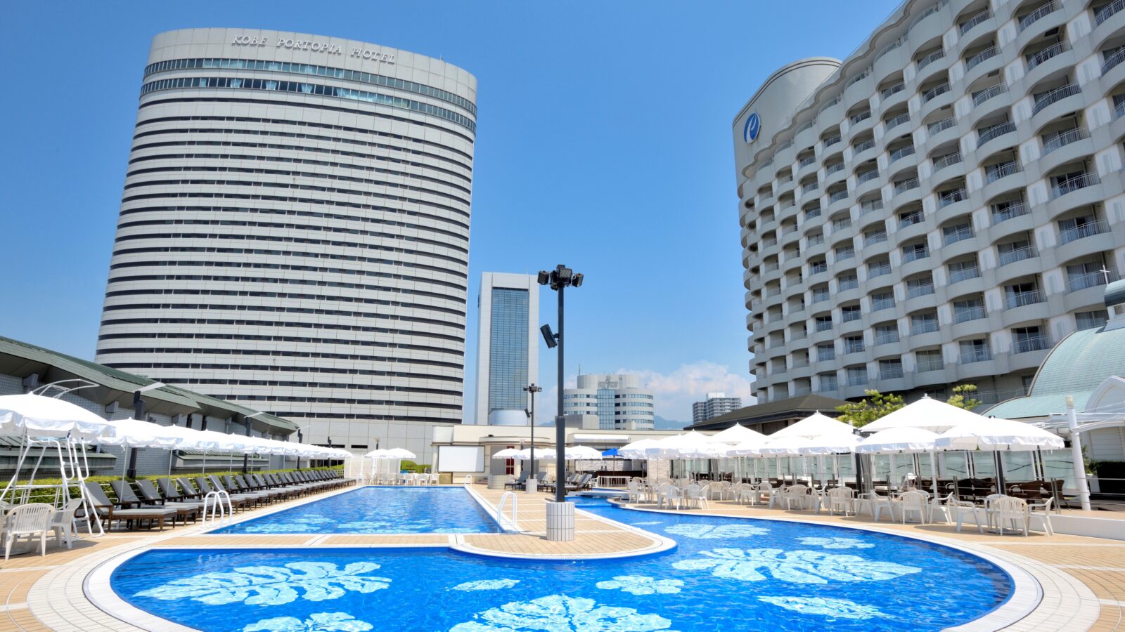 神戸ポートピアホテル 外観と夏季限定の屋外プール