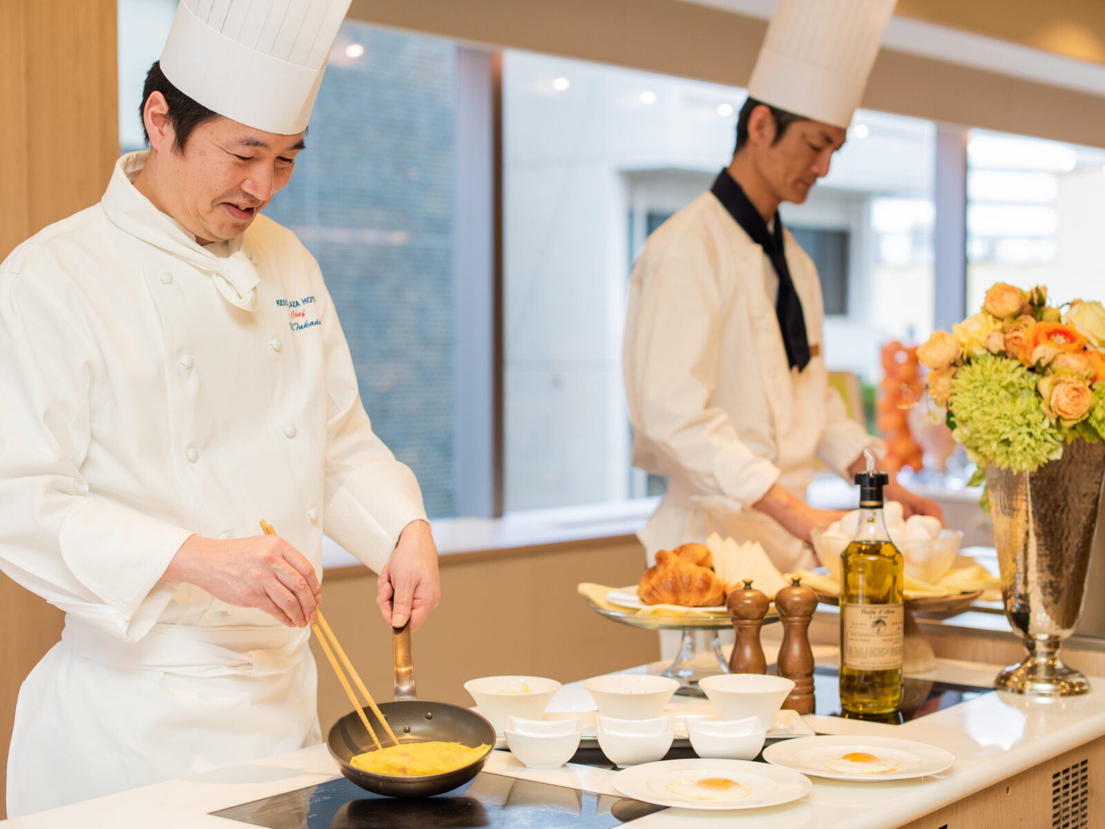 京王プラザホテル八王子 レストラン ル クレール 目の前で作り上げるシェフのオムレツはアツアツのままお楽しみいただけます。
