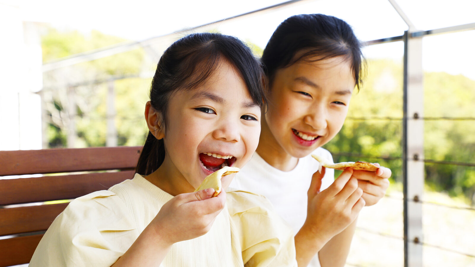 里創人倶楽部 伊勢志摩 窯焼きピザ体験を楽しむ子ども