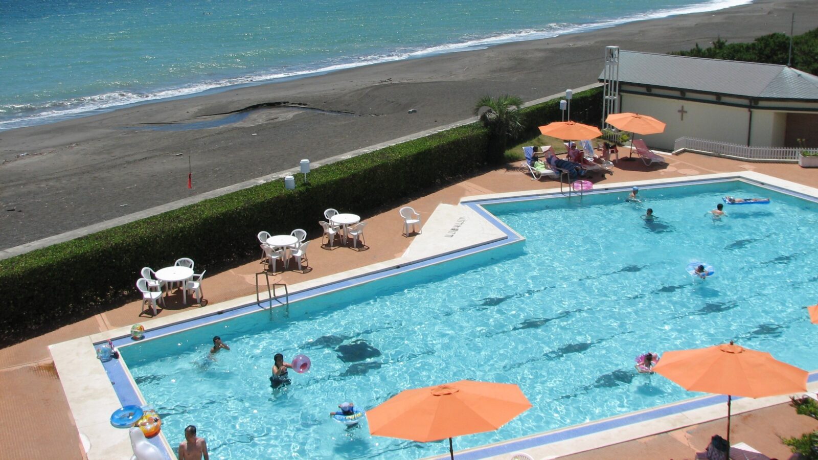 鴨川グランドホテル 海沿いの夏の屋外プール