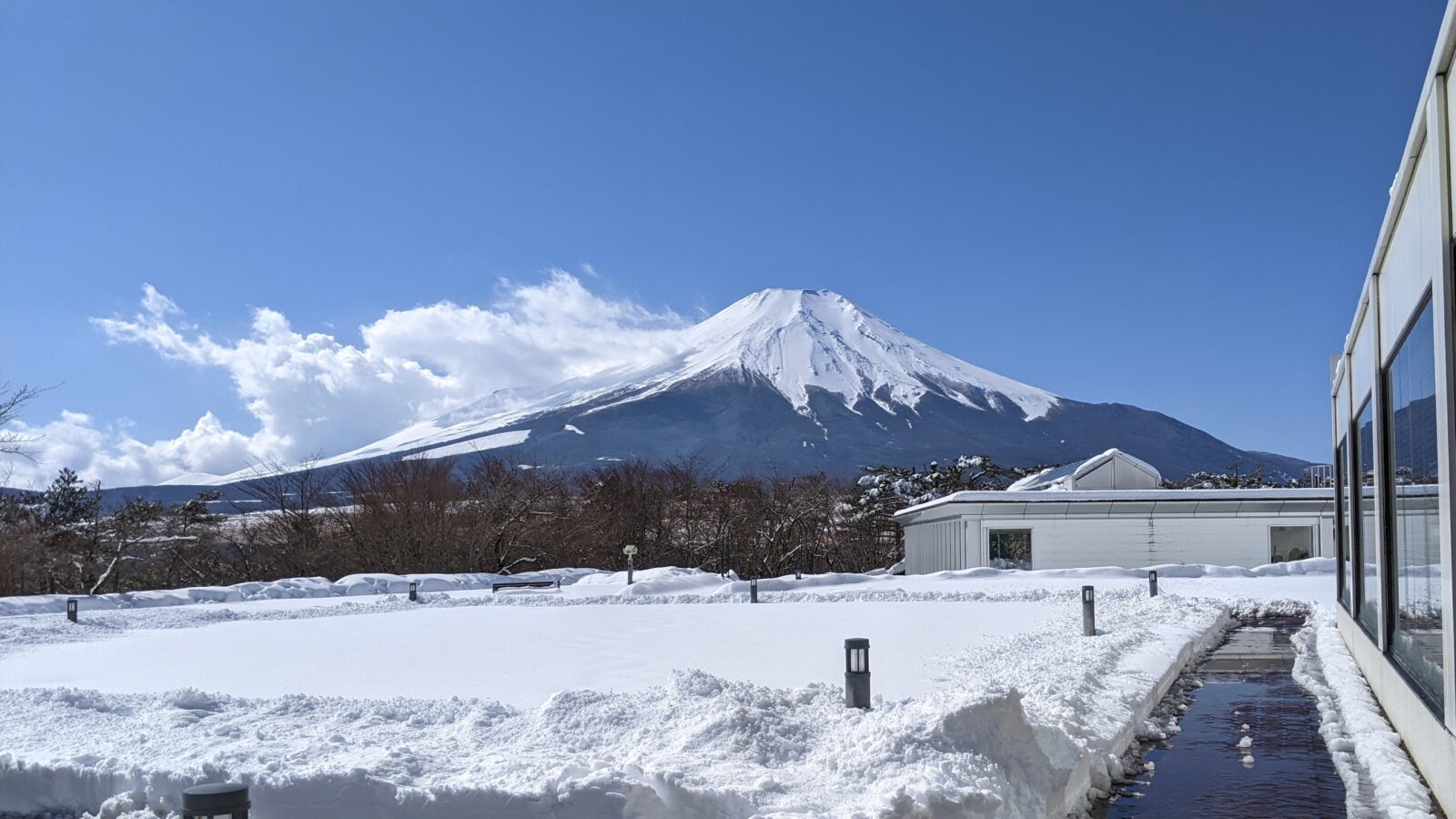 ホテルマウント富士 中庭からの富士山